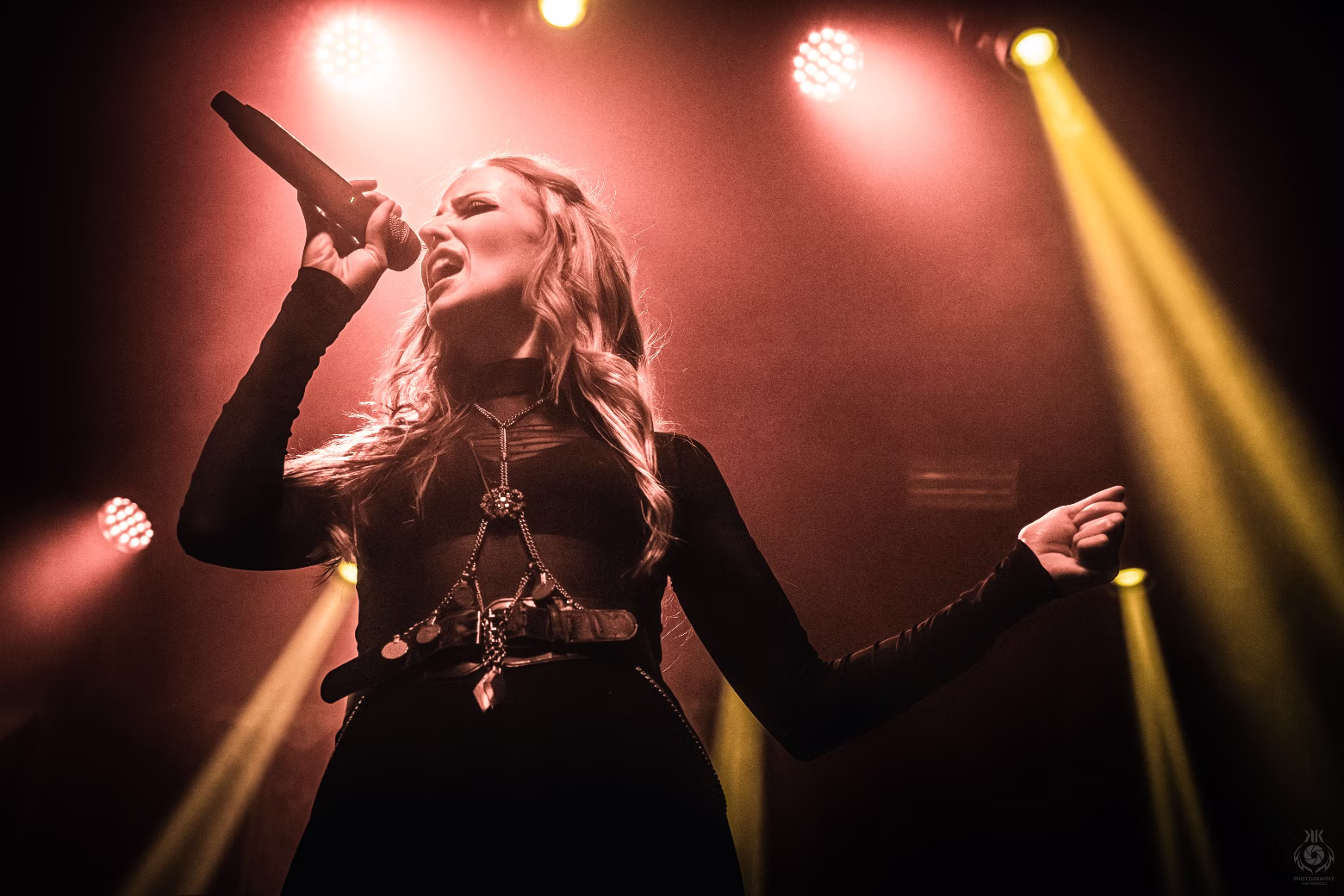 Laura Fella live auf der Bühne mit FAUN in Ankara, 2023